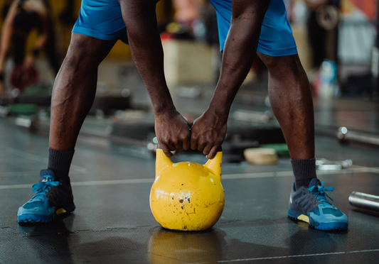 Atleta realizando entrenamiento híbrido (fuerza + cardio) para máximo rendimiento y recuperación